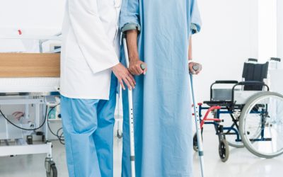 Hospital Gowns: The Advantages of Cloth vs. Paper